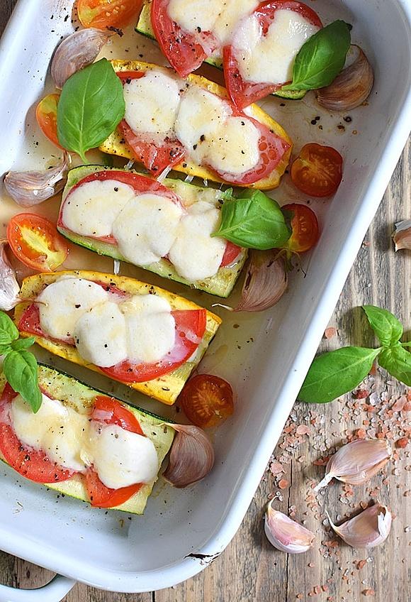 Cukinia caprese z pomidorami i mozzarellą