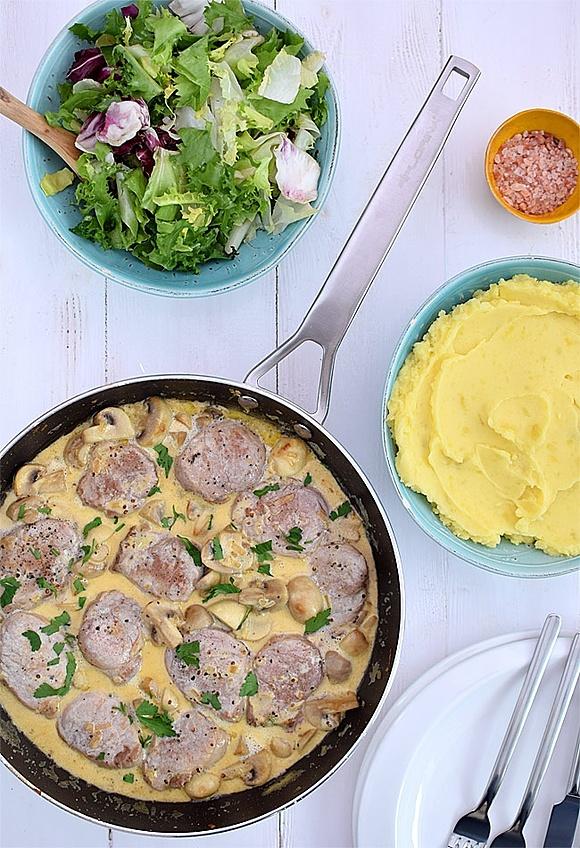 Polędwiczki wieprzowe w sosie musztardowo-śmietanowym z pieczarkami