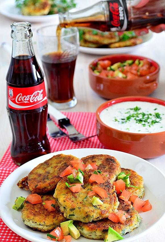 Kotleciki ziemniaczane z pieczarkami, sos jogurtowo-majonezowy i salsa pomidorowa z awokado