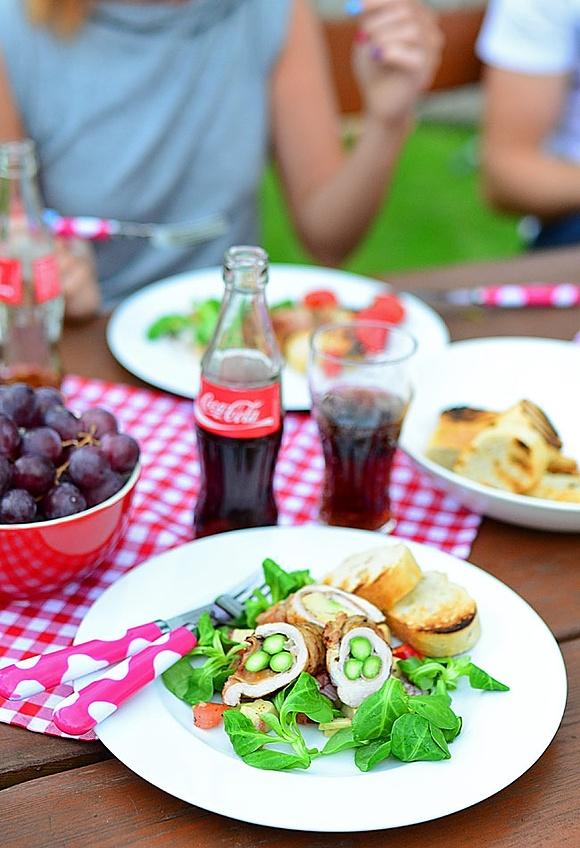 Grillowane roladki ze schabu z szynką, szparagami i awokado