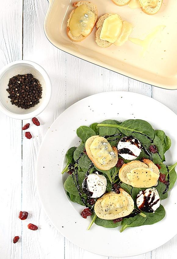 Sałata z serowymi grzankami, żurawinami i balsamico