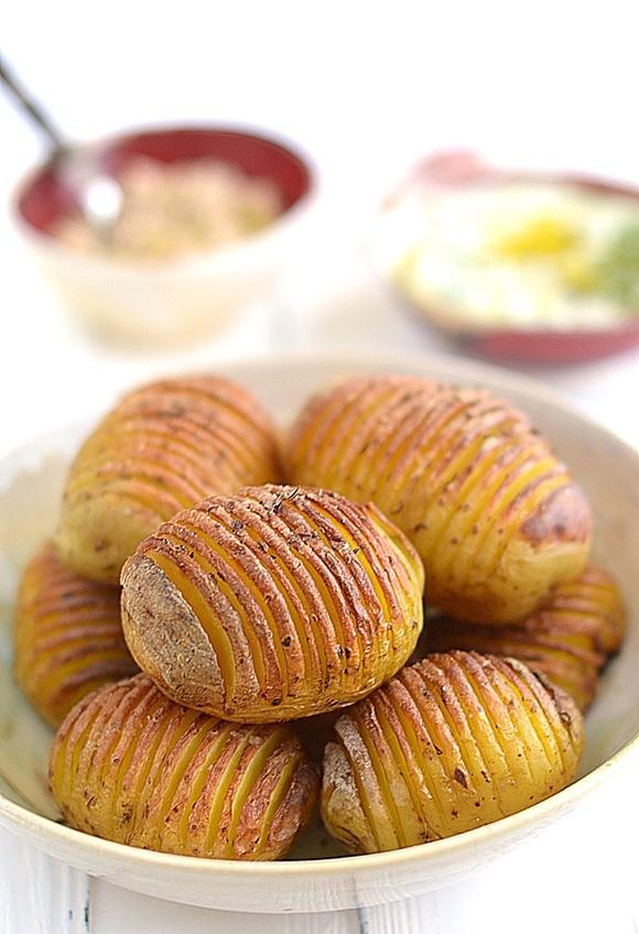 Pieczone ziemniaki harmonijkowe z dwoma dipami