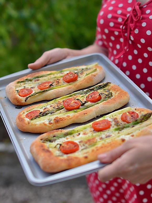 Pizza ze szparagami i sosem serowym