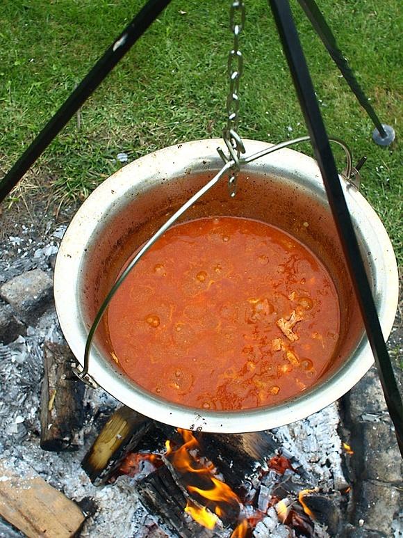 Gulasz z karkówki w kociołku