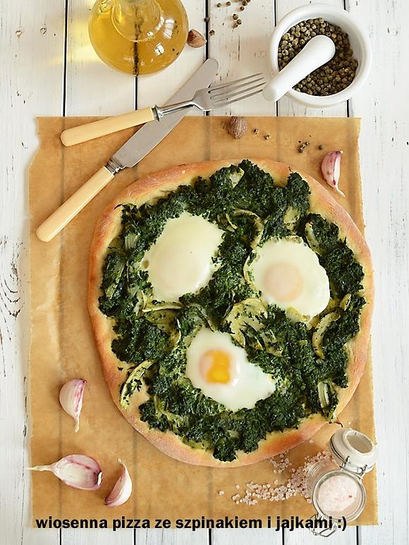 Wiosenna pizza ze szpinakiem i jajkami