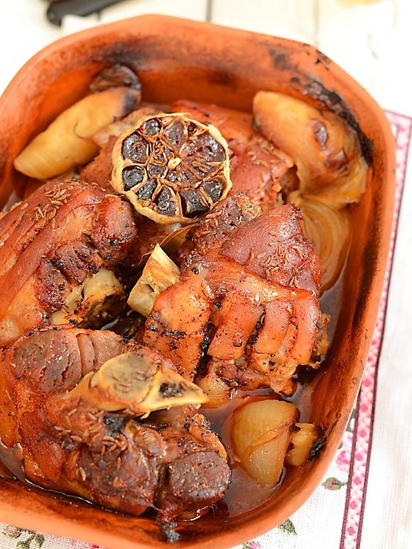 Golonka wolno pieczona w garnku rzymskim z pastą paprykową