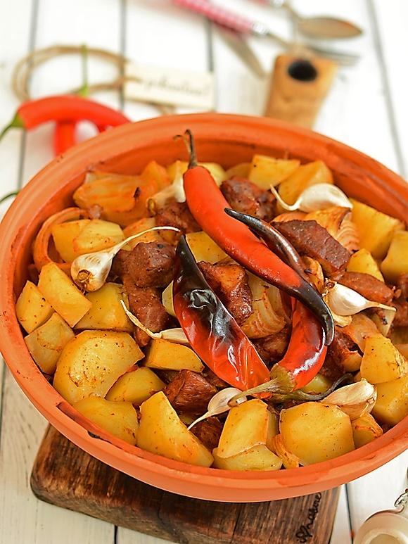 Gulasz pieczony w garnku rzymskim obłędnie aromatyczny