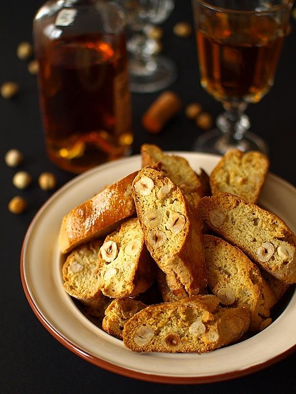 Cantucci podwójnie orzechowe z prażonymi orzechami laskowymi