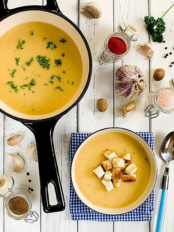 Czosnkowo-ziemniaczana zupa z aromatycznymi przyprawami
