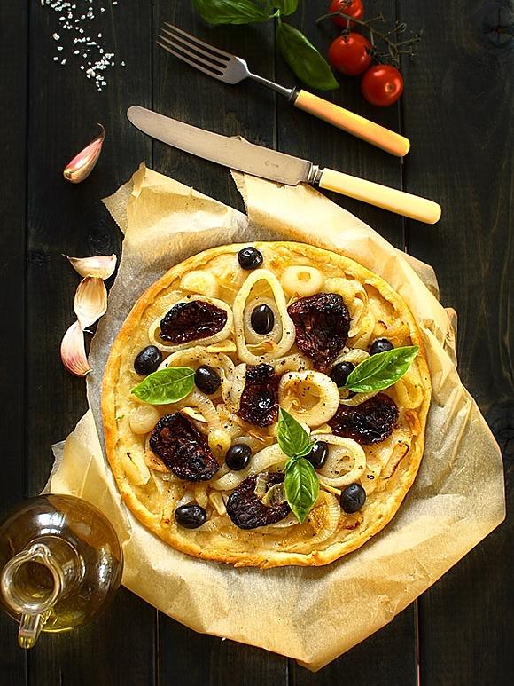 Pizza z cebulą suszonymi pomidorami i oliwkami