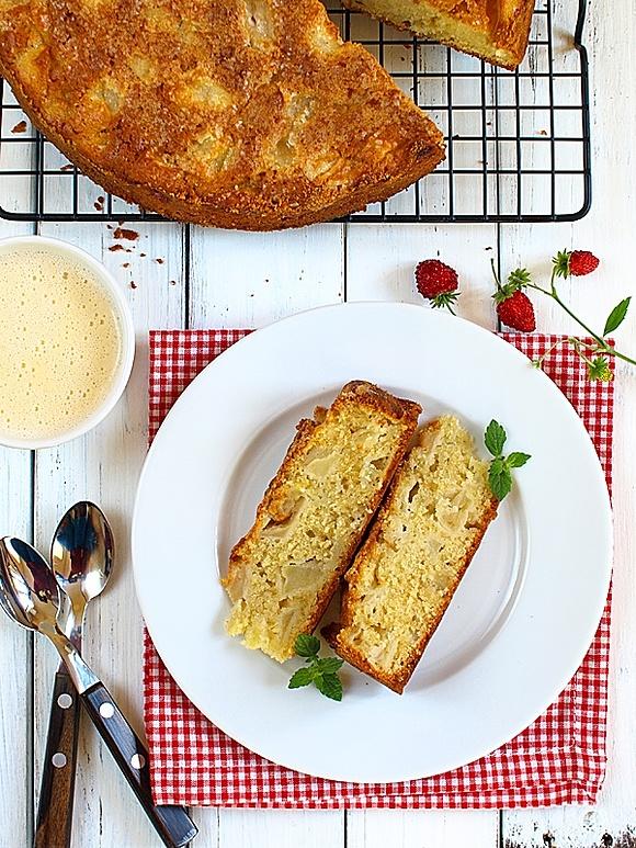 Błyskawiczne ciasto z jabłkami z sosem custard