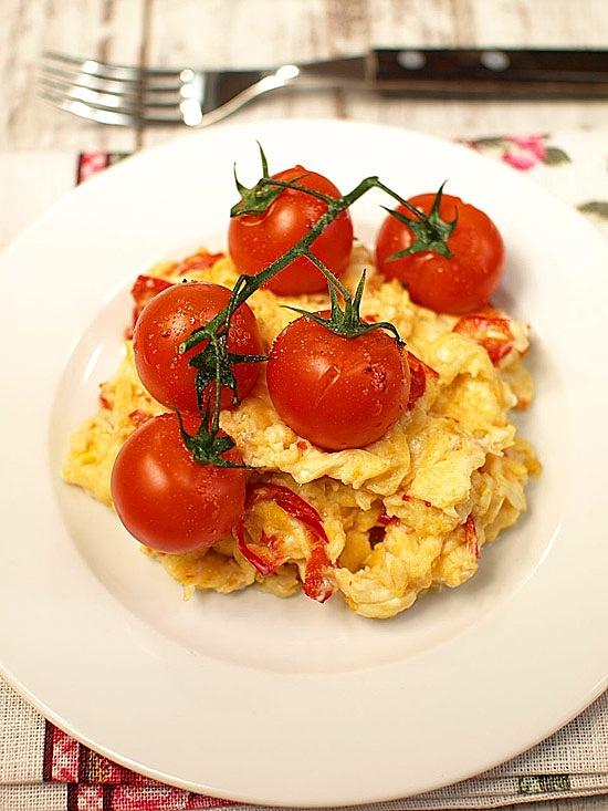 Jajecznica z chilli i pieczonymi pomidorkami