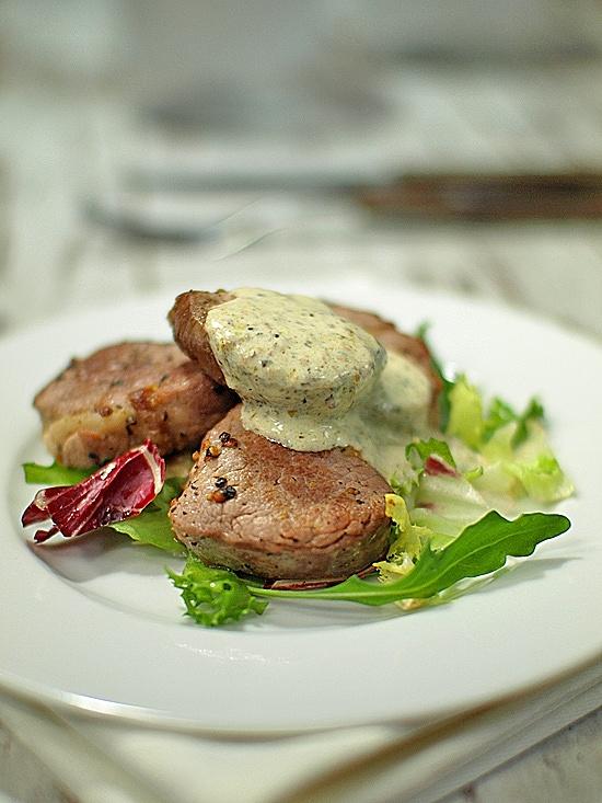 Polędwiczki wieprzowe w sosie śmietanowym z pesto zielonym