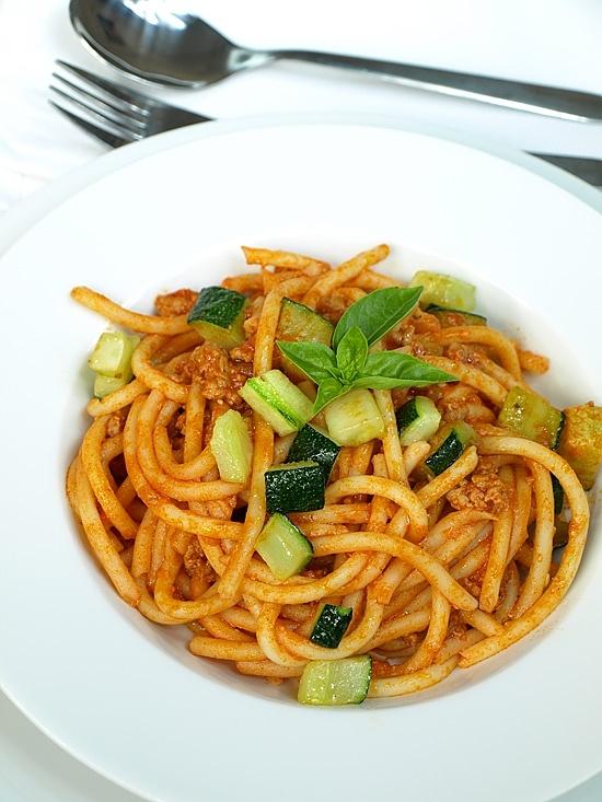 Spaghetti alla Bolognese z cukinią