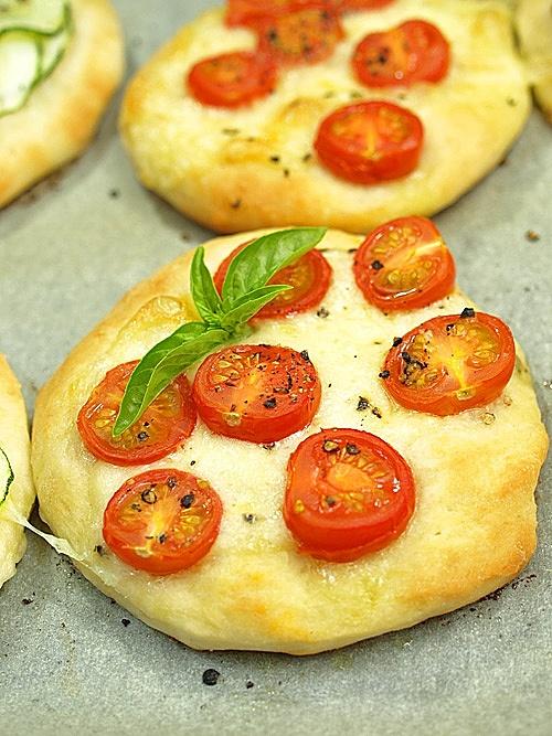 Mini pizze z mozzarellą i pomidorkami koktajlowymi