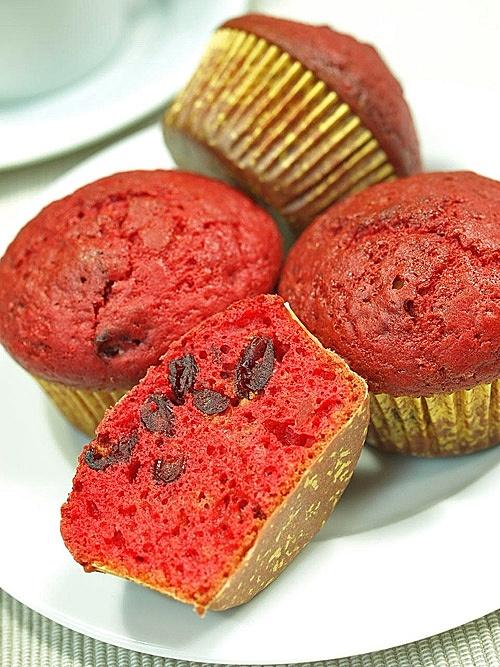 Czerwone muffiny z żurawinami