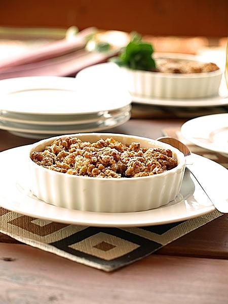 Orzechowo-ziarenkowe crumble z rabarbarem