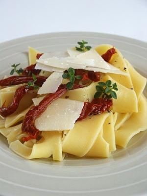 Tagliatelle z suszonymi pomidorami i tymiankiem