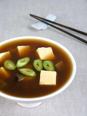 Zupa miso z tofu i bakłażanem
