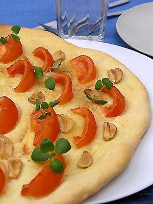 Focaccia z czosnkiem i pomidorami