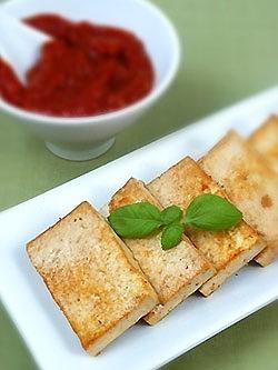 Marynowane tofu z grilla z ostrym sosem paprykowym