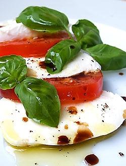 Caprese sałatka z mozzarelli i pomidorów