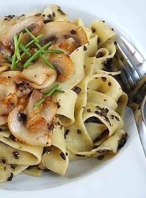Tagliatelle z tapenadą i smażonymi grzybami
