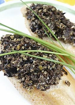 Tapenade - przepis na pastę z oliwek i kaparów
