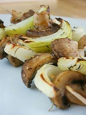 Szaszłyki cebulowo-pieczarkowe ziołowe