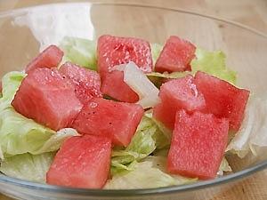 Sałata lodowa z arbuzem i sosem vinaigrette