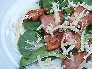 Wykwintna sałata chińska z wędzonką i parmezanem