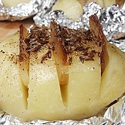 Pieczone ziemniaki z boczkiem i kminkiem w folii