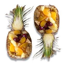 Sałatka mocno owocowa w ananasie