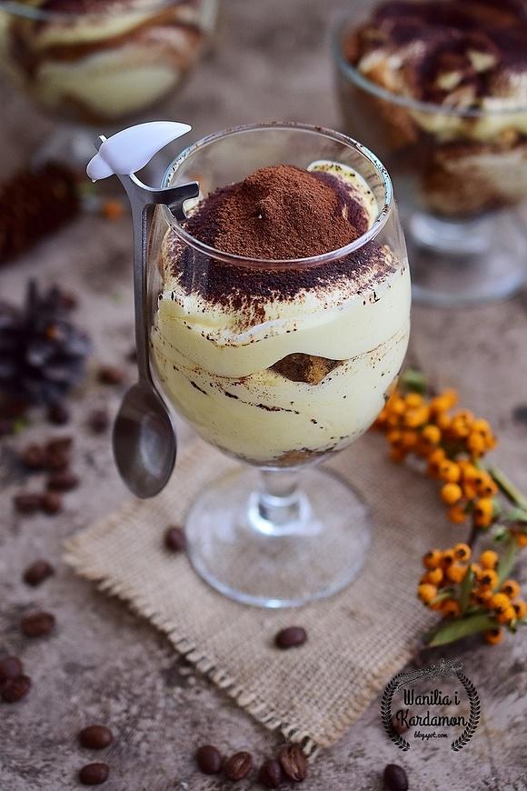 Włoskie tiramisu w pucharku