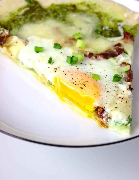 Szybka pizza śniadaniowa z jajkami i pesto