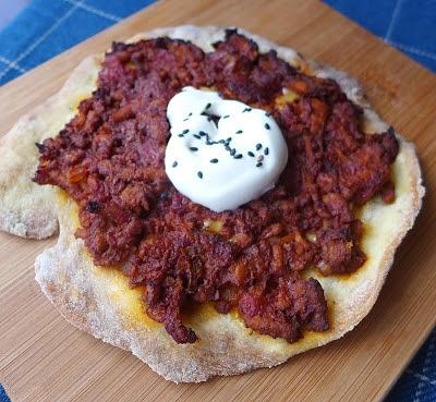 Arabska pizza z pikantną wołowiną