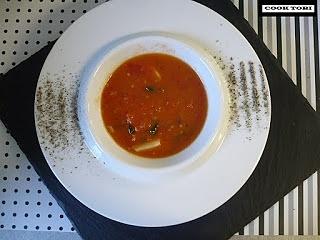 Zupa z pomidora malinowego z młodym czosnkiem