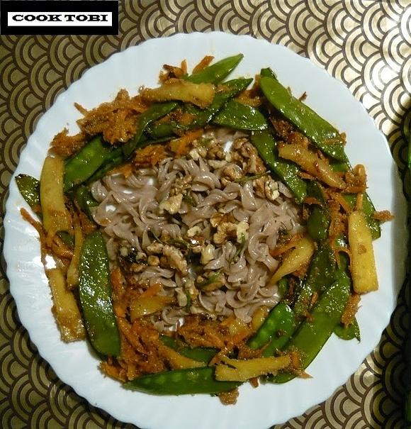 Fusilli z amarantusem mango i groszkiem cukrowym