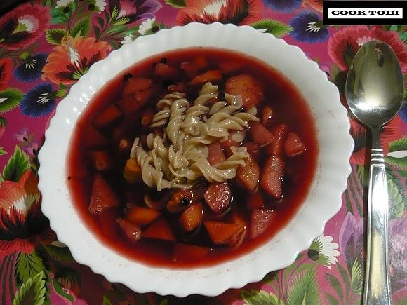 Zimowa zupa owocowa z żytnim makaronem