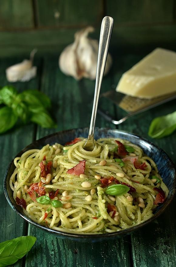 Spaghetti z bazylią orzeszkami i parmezanem