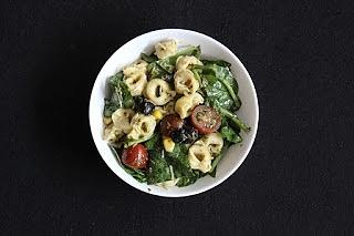 Pesto sałatka z tortellini i szpinakiem