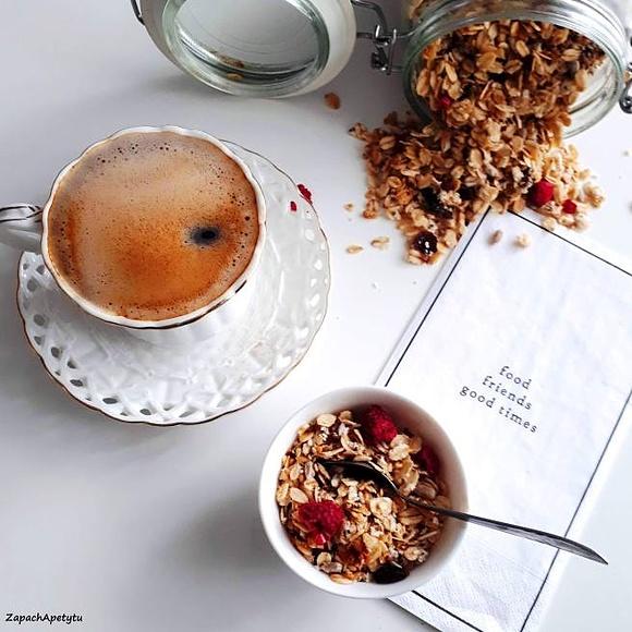 Granola z różowymi owocami