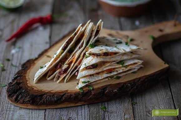 Quesadilla z czerwoną fasolą, serem i warzywami