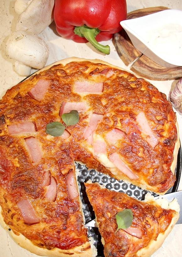 Prosta pizza z minimalnej ilości składników