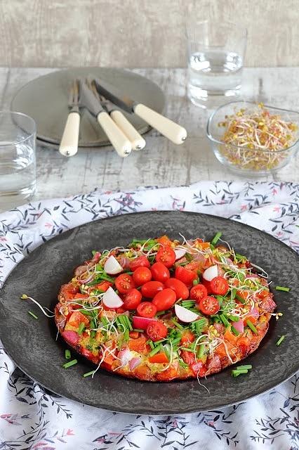 Kolorowy omlet z kiełbasą i warzywami