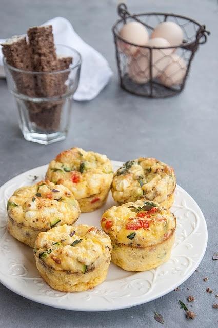 Wytrawne muffiny z jajek warzyw i fetą