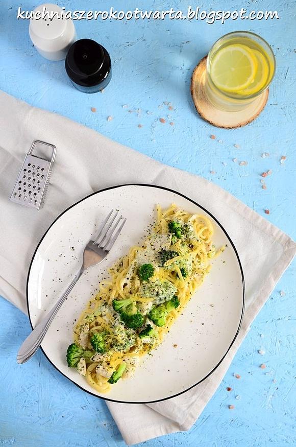 Spaghetti z brokułem i piersią kurczaka w sosie serowo-śmietanowym