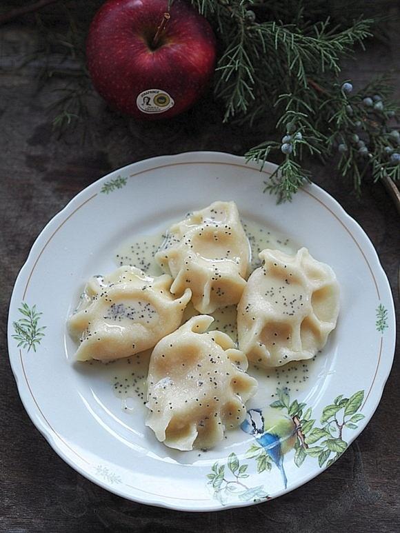 Pierogi z jabłkami i makowym sosem na świąteczne grudniowe deser