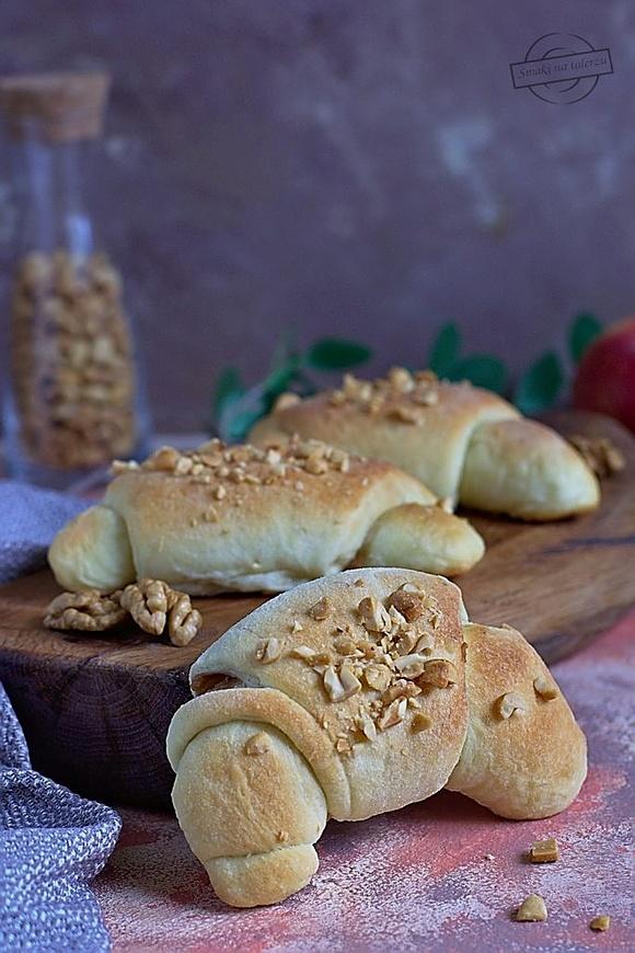 Bananowe rogaliki drożdżowe z jabłkiem