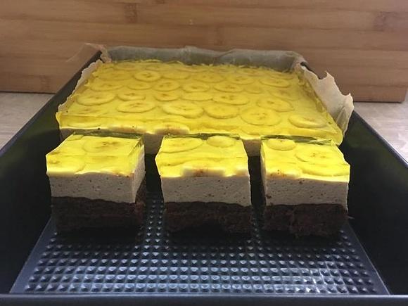 Bananowiec - ciasto z bananami i galaretką na biszkopcie
